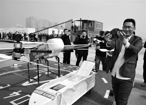 2月27日,青岛西海岸新区积米崖码头,工作人员展示无人机从灵山岛上带回的活鱼 新华社发